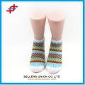 Meias femininas quentes com listras coloridas estampadas com pontos combinados de algodão no tornozelo